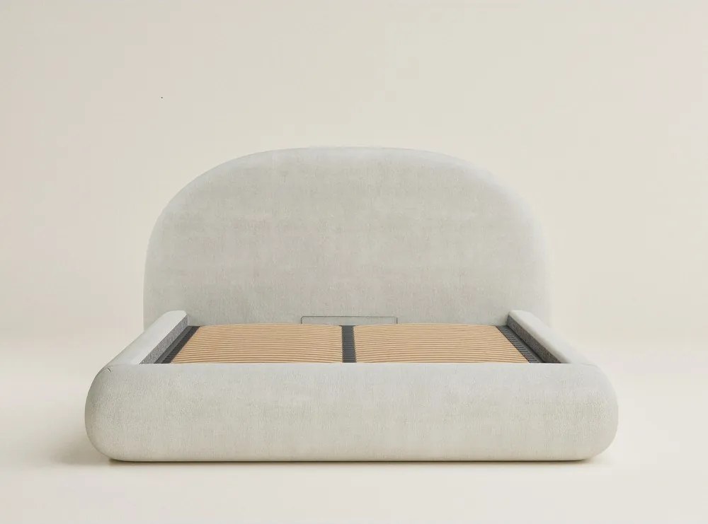 Kremowe tapicerowane łóżko dwuosobowe ze schowkiem i stelażem 160x200 cm Maumere – Maison de Rêve