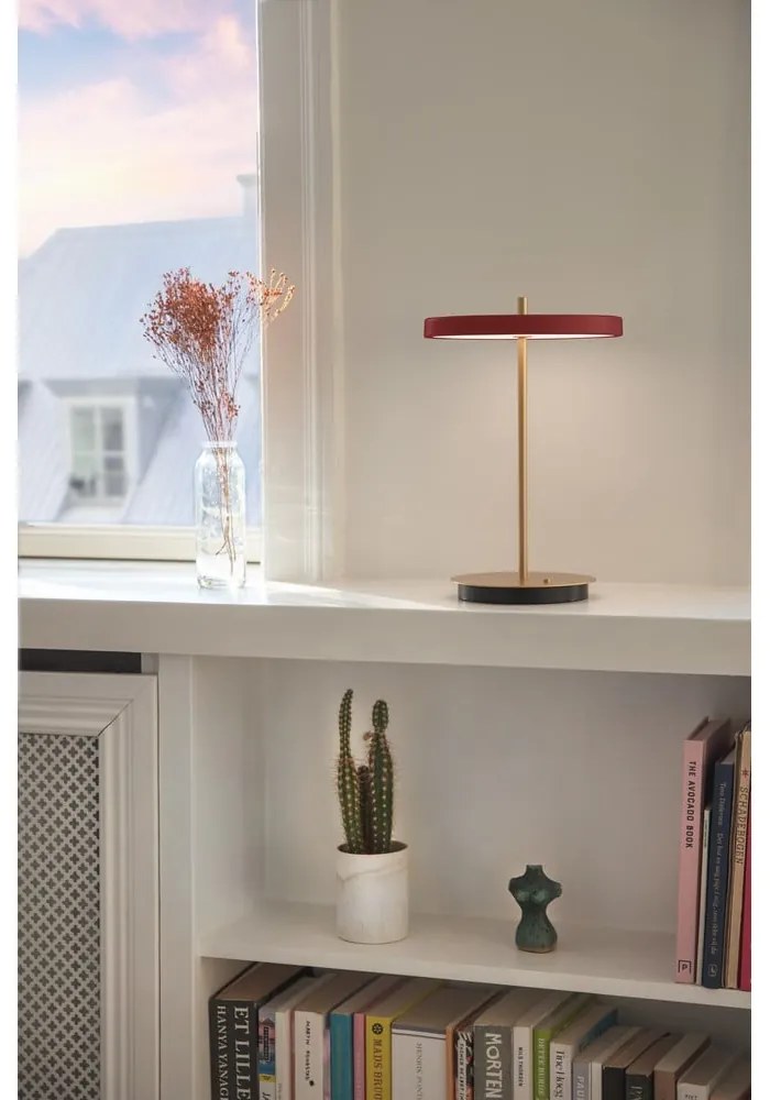 Czerwona lampa stołowa LED ze ściemniaczem i metalowym kloszem (wysokość 31 cm) Asteria Move – UMAGE