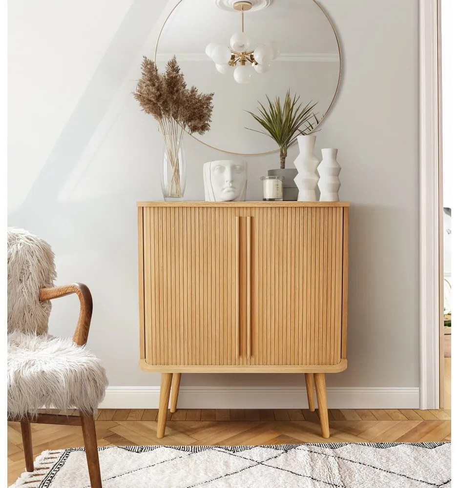 Wysoka komoda w dekorze dębu z drzwiami przesuwnymi 83x95 cm Rove – Woodman