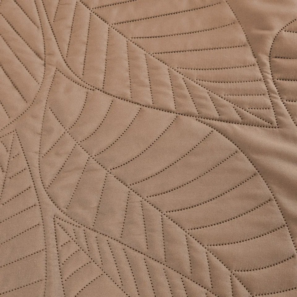 Jasnobrązowa narzuta na łóżko ze wzorem LEAVES Rozmiar: 220 x 240 cm