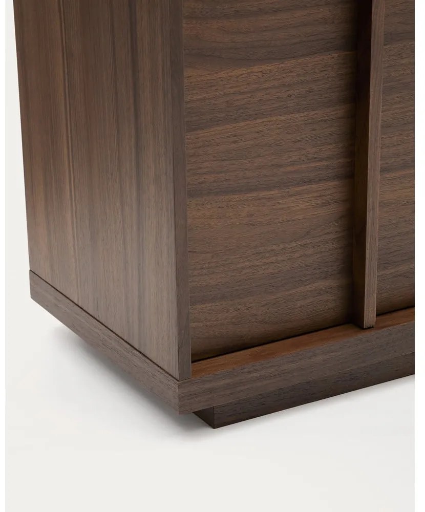 Brązowa witryna w dekorze orzecha 100x170x40 cm Onix – Kave Home
