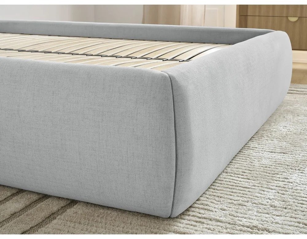 Jasnoszare tapicerowane łóżko dwuosobowe bez zagłówka ze schowkiem i stelażem 180x200 cm Inera – Bobochic Paris