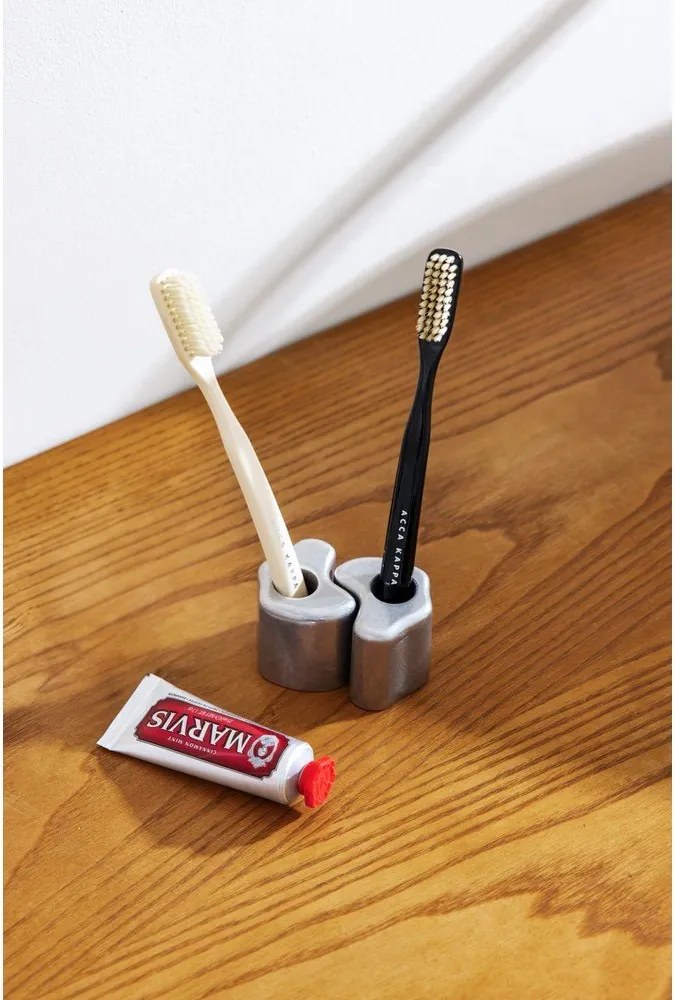 Metalowy uchwyt na szczoteczki do zębów w kolorze srebra Mis – noo.ma