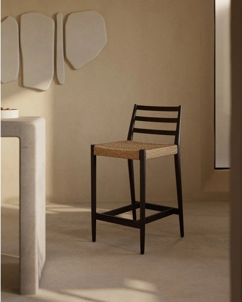 Czarny/w naturalnym kolorze hoker z litego drewna dębowego (wysokość siedziska 65 cm) Analy – Kave Home