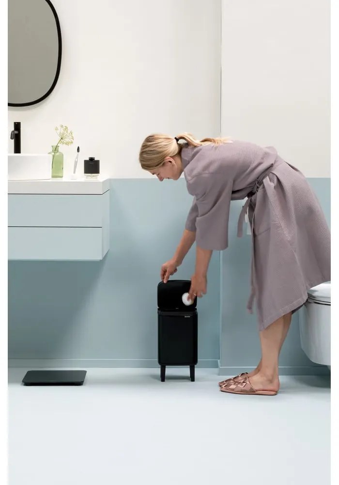 Stalowy kosz na śmieci w kolorze matowej czerni 4 l Bo Hi – Brabantia