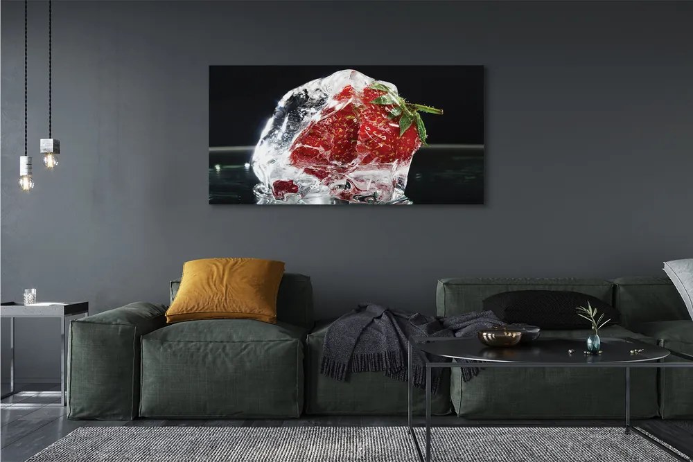 Duży obraz na płótnie Truskawka w Kostce Lodu