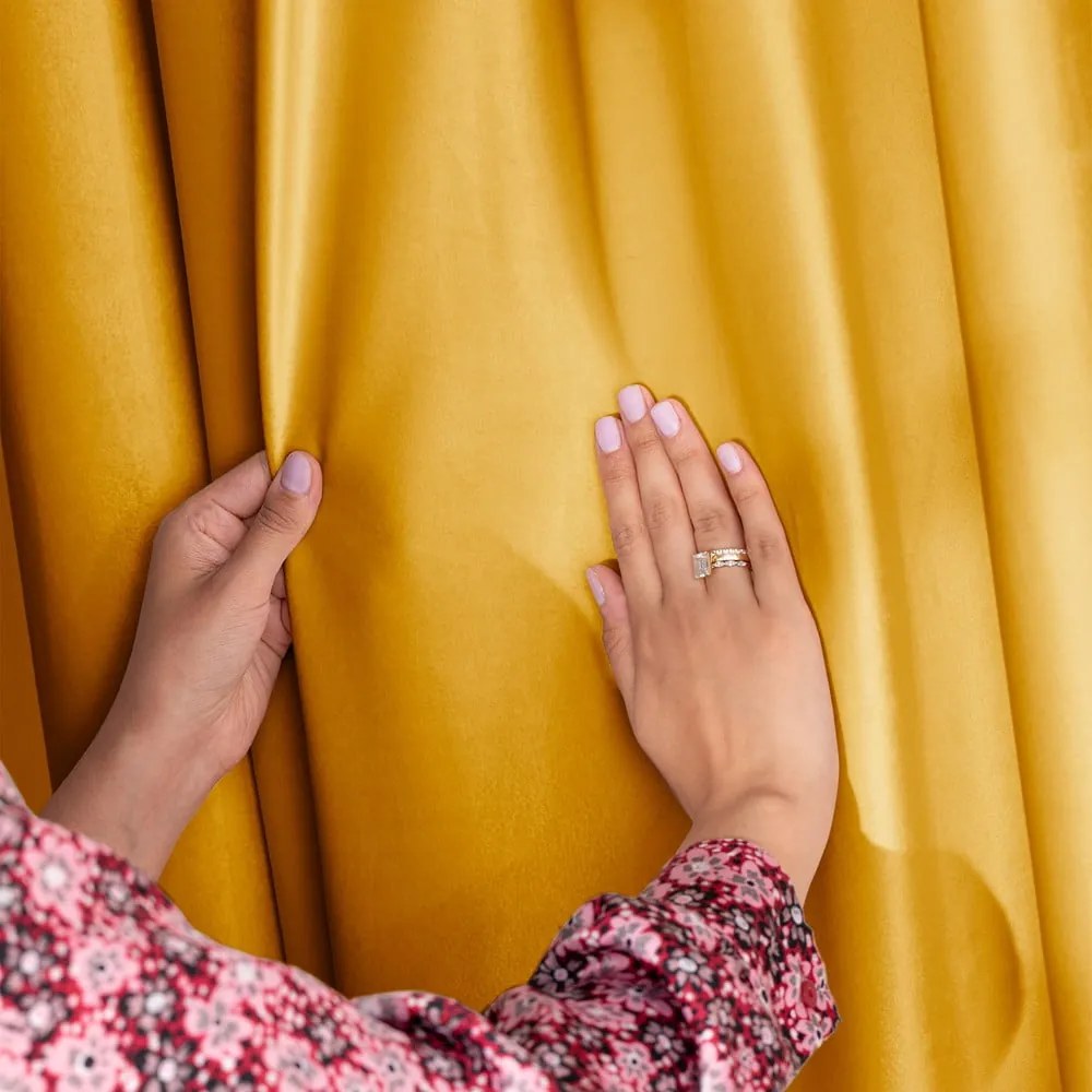 Żółta aksamitna zasłona częściowo zaciemniająca (dimout) 140x270 cm Eyelets – Restilo