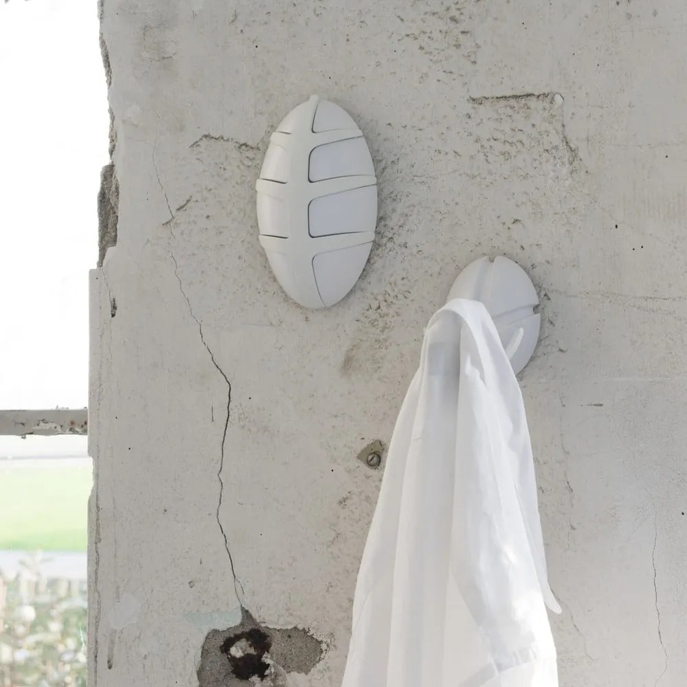 Biały ścienny plastikowy haczyk Bug – Spinder Design