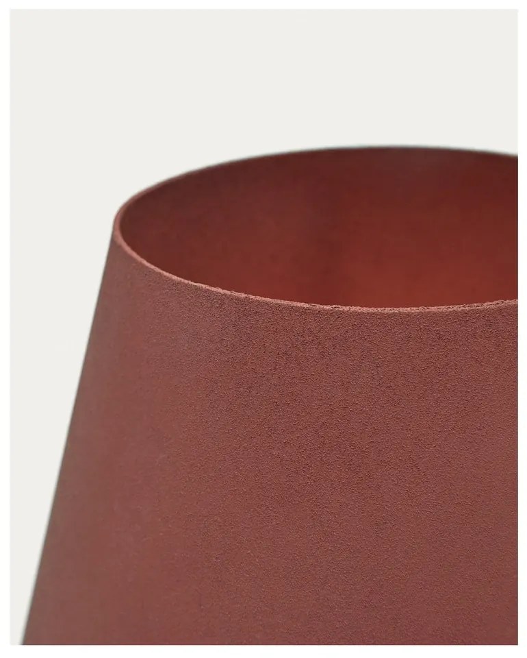 Lampa stołowa w kolorze terakoty z metalowym kloszem (wysokość 30 cm) Canapost – Kave Home