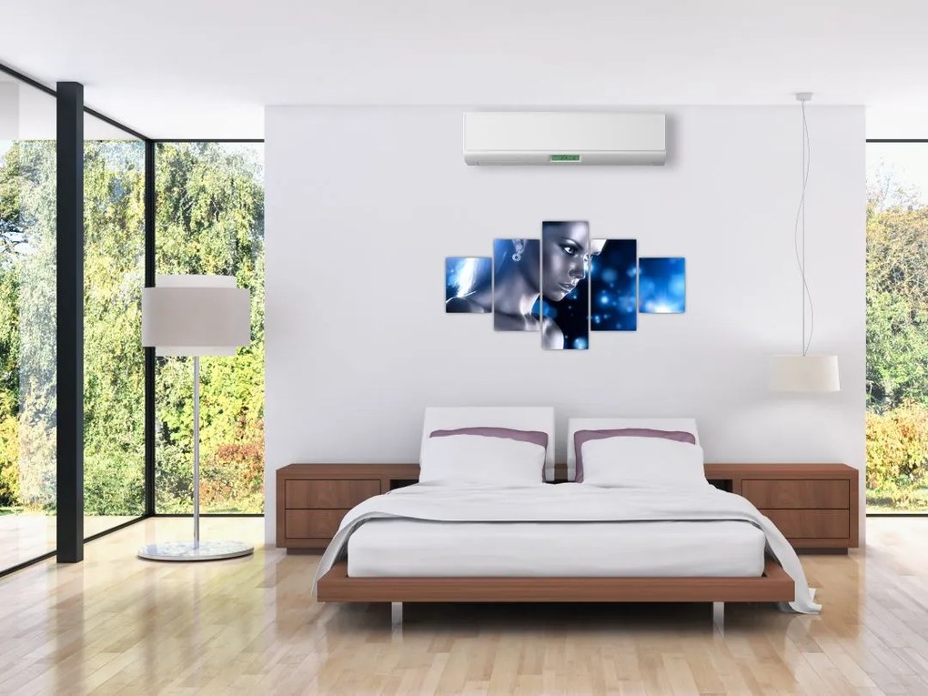 Obraz kobiety w niebieskim blasku (125x70 cm)