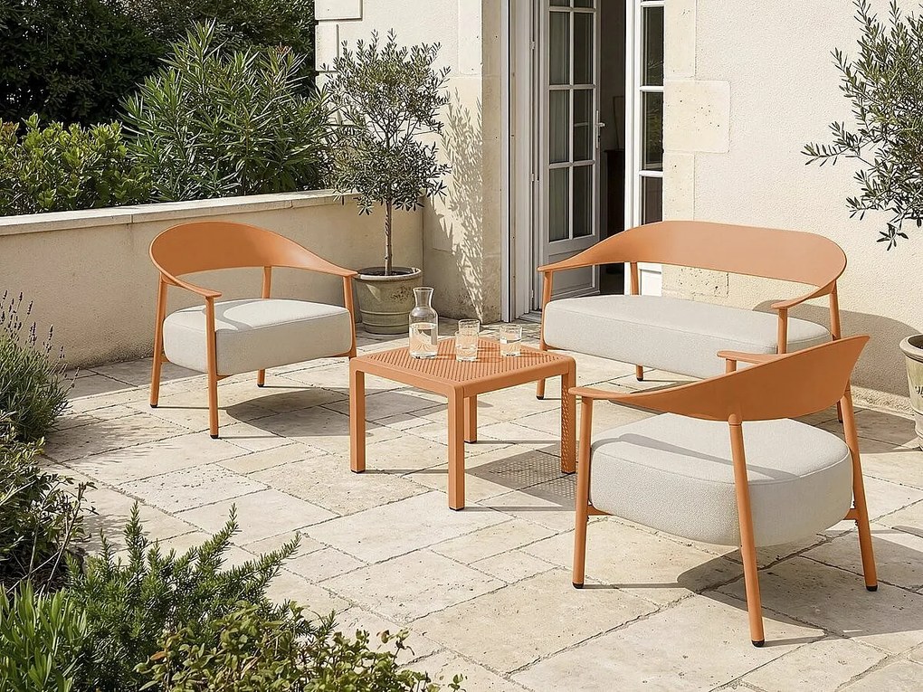 Zestaw mebli ogrodowych Céora 4-osobowy z pomarańczowego plastiku z grubymi poduszkami i nowoczesnym stolikiem kawowym