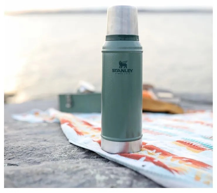 Zielony termos z kubkiem 750 ml – Stanley