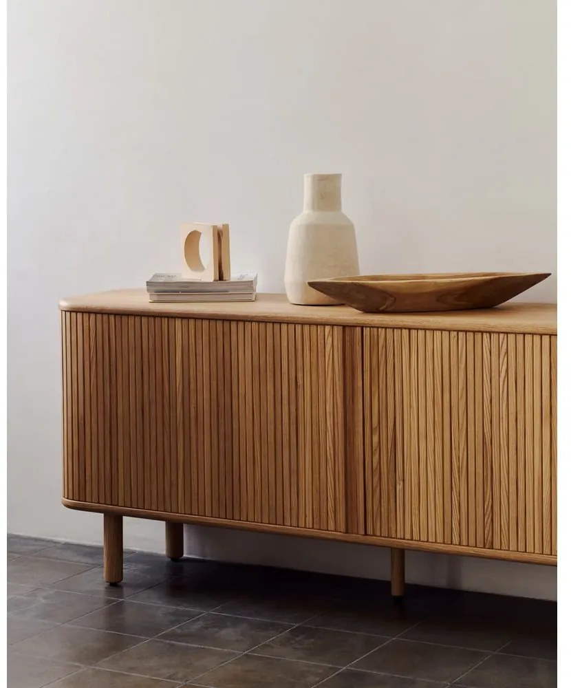 Komoda w dekorze jesionu z drzwiami przesuwnymi w naturalnym kolorze 180x75,5x40 cm Mailen – Kave Home