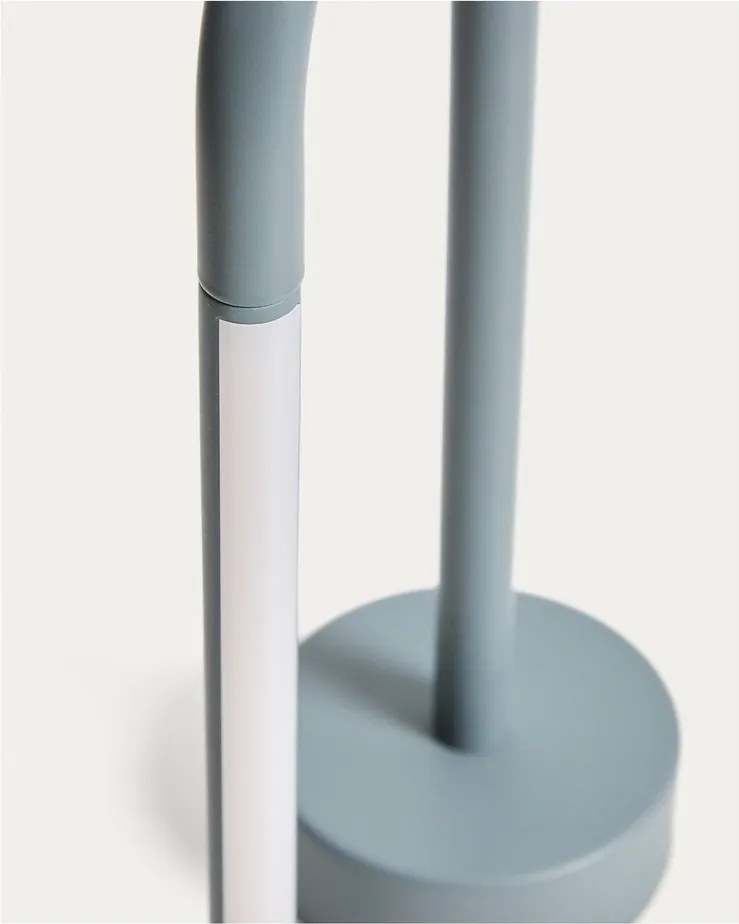 Jasnoniebieska metalowa lampa stołowa LED (wysokość 30 cm) Bow – Kave Home