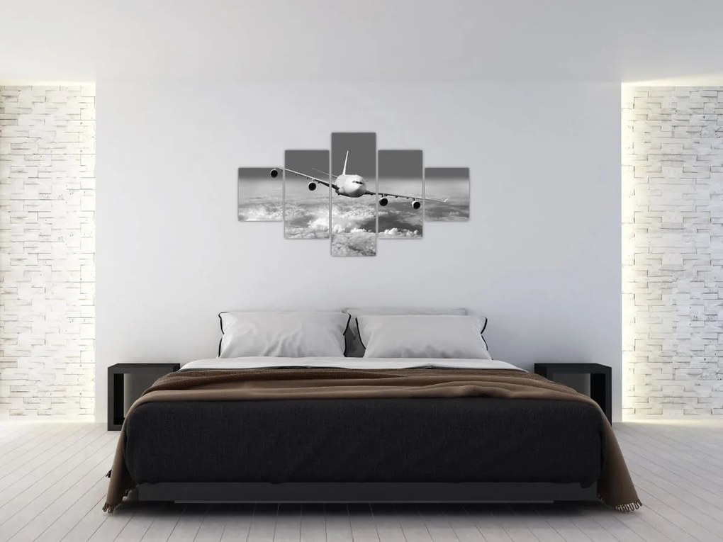 Obraz - Samolot w chmurach, czarno-biały (125x70 cm)