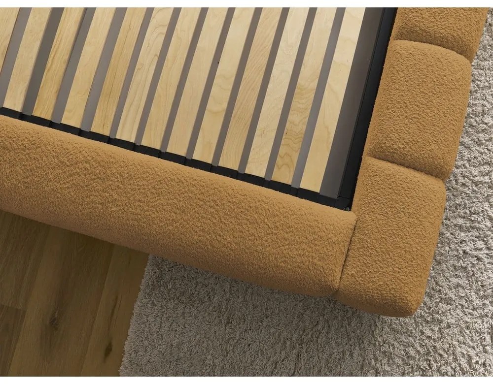 Musztardowe tapicerowane łóżko dwuosobowe ze schowkiem i stelażem 140x190 cm Denali – Bobochic Paris