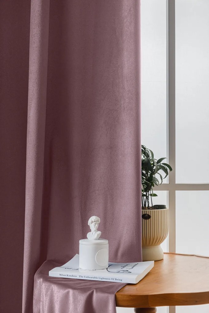 Jasnofioletowa zaciemniająca zasłona VELVET 140x270 cm Zawieszanie: Taśma z wiązaniami