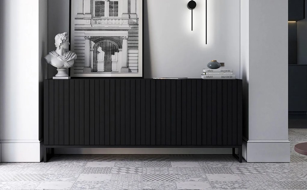 Komoda z 3 drzwiami – korpus Czarny mat, fronty ryflowane Czarny mat – 168 cm, czarna metalowa rama