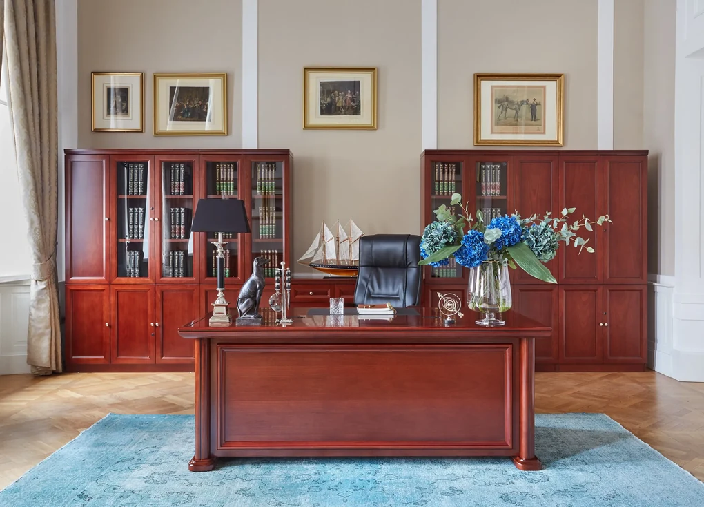 Klasyczne biurko do gabinetu Massimo. Biurko dostępne w wymiarach: 130x70 cm, 150x80 cm, 170x90 cm, 190x100 cm. Blat zabezpieczony wstawką skórzaną, dwie przelotki na kable, front z płyciną.