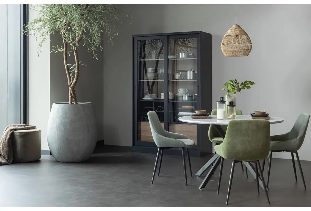 Czarno-naturalna witryna z litego drewna sosnowego z drzwiami przesuwnymi 125x200 cm James – WOOOD