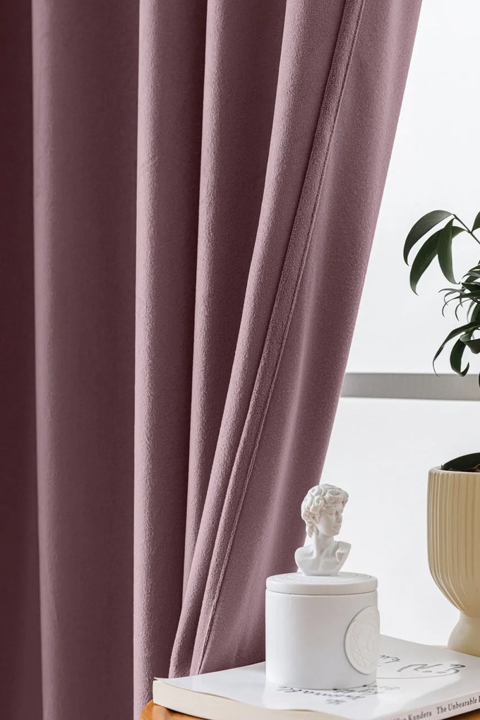 Jasnofioletowa zaciemniająca zasłona VELVET 140x250 cm Zawieszanie: Metalowe pierścienie