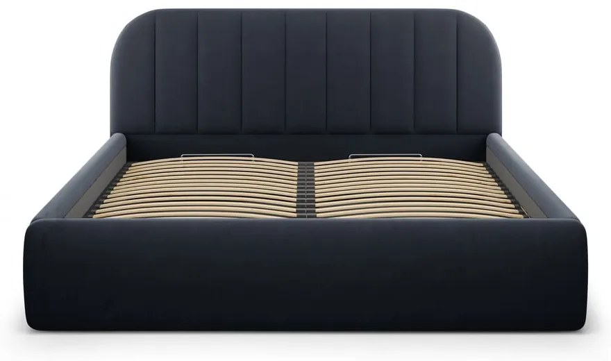 Ciemnoniebieskie tapicerowane łóżko dwuosobowe ze schowkiem ze stelażem 160x200 cm Juno – Windsor &amp; Co Sofas