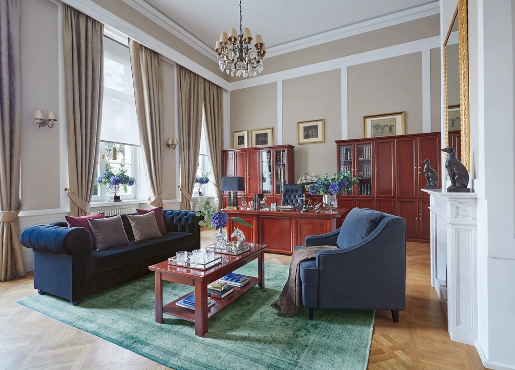 Elegancka klasyczna ława kawowa prostokątna. Ława ma kolor koniaku, widoczne usłojenie, dodatkową półkę poniżej blatu. Nogi oszczędnie frezowane. Ława z kolekcji mebli gabinetowych Prestige.