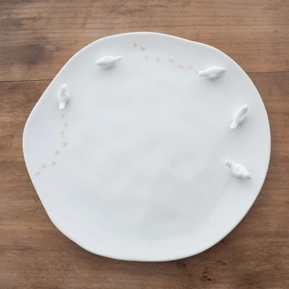 Biały porcelanowy talerz z elementami 3D PTAKI, średni
