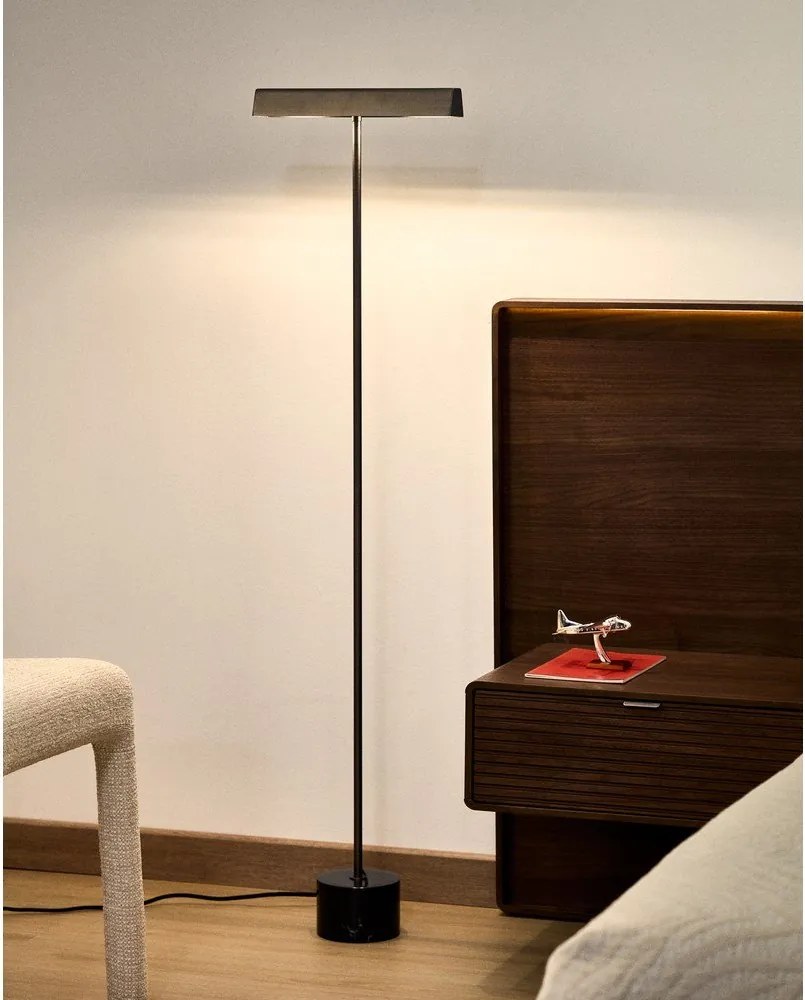 Czarna lampa stojąca (wysokość 121 cm) Lynor – Kave Home