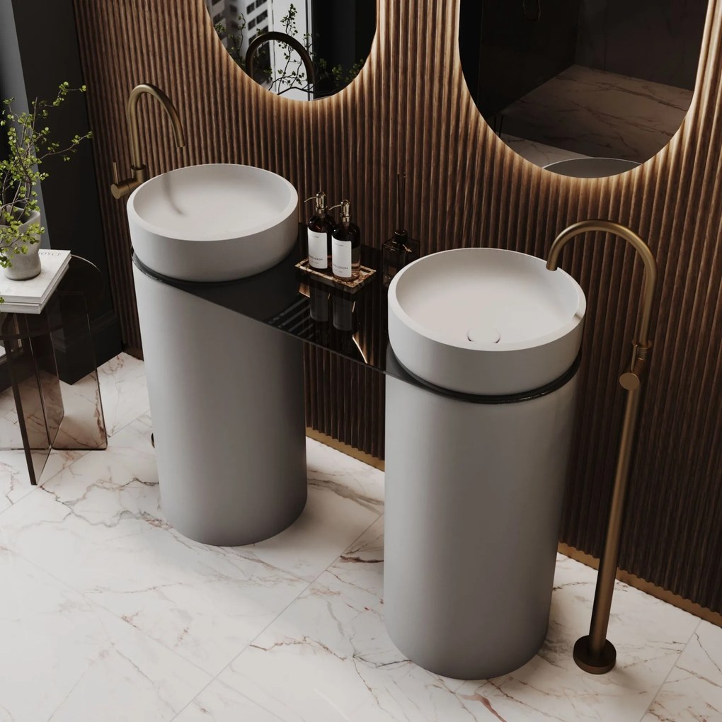 Dwie umywalki z konglomeratu wolnostojące okrągłe 85 x 40 cm RONA bez przelewu połączone półką szklaną | Różne kolory półki : Kolor szklanej półki - Czarny, Kolor umywalki RONA - Szary matowy, Podłączenie syfonu - Do podłogi