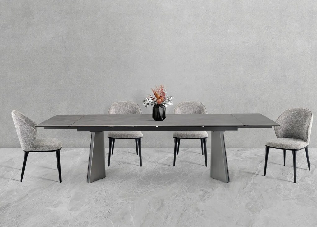 Stylowe krzesło Siena tapicerowane miękką tkaniną w odcieniu szarości. Miękkie siedzisko, zaokrąglone oparcie i metalowe nogi łączą nowoczesny wygląd z wyjątkowym komfortem.