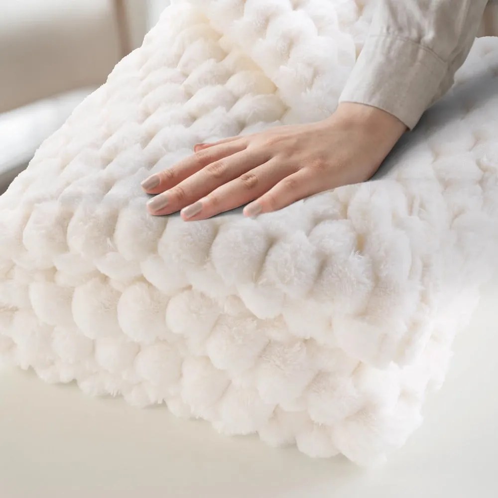 Kremowy koc z mikropluszu 180x220 cm Frosty – douceur d'intérieur