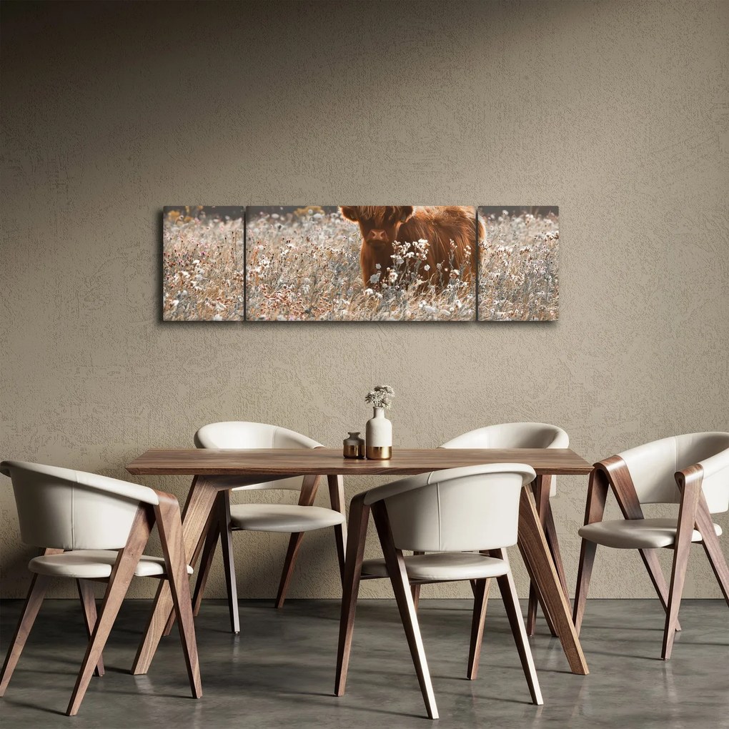Obraz - Szkocka krowa w kwiatach (170x50 cm)