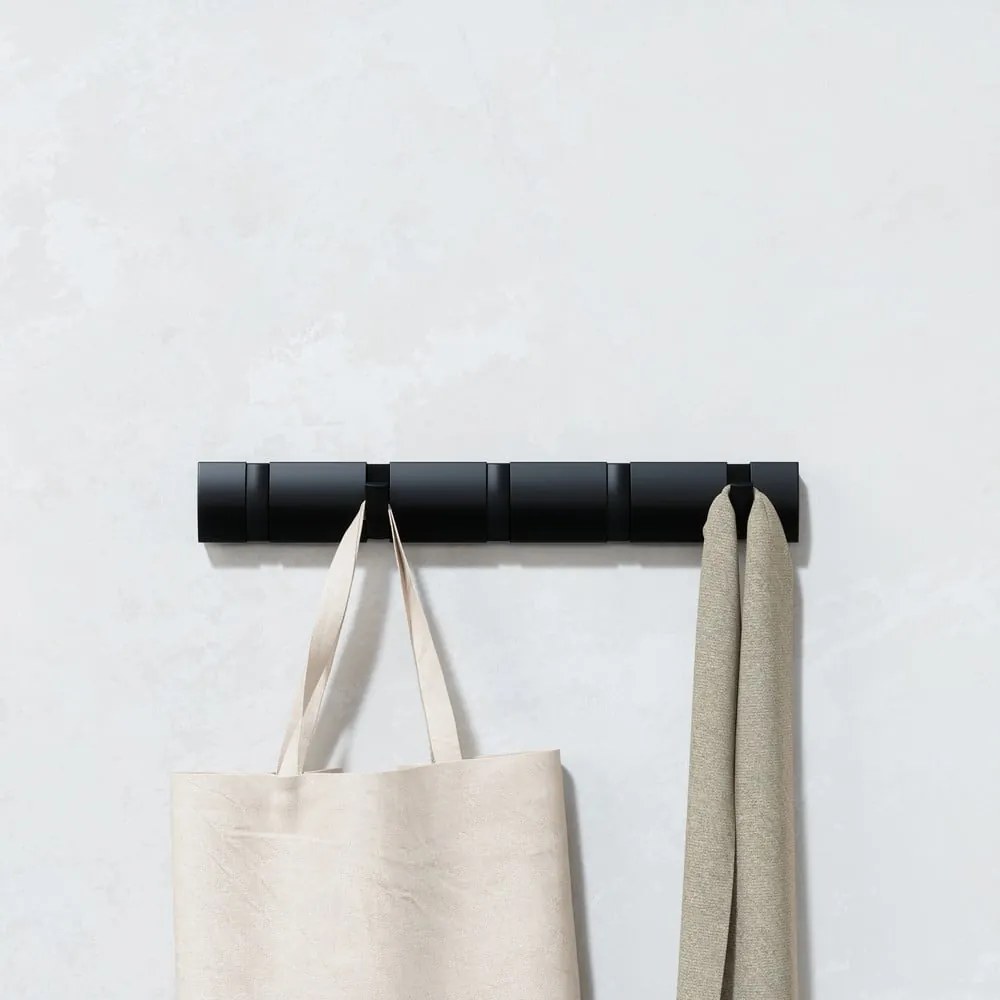 Czarny wieszak ścienny z drewna topolowego Flip – Umbra