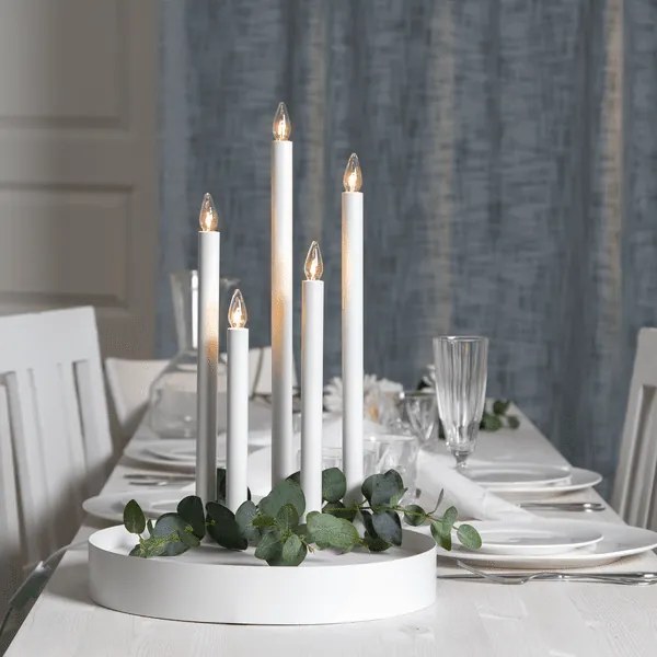 Minimalistyczny świecznik w białym kolorze