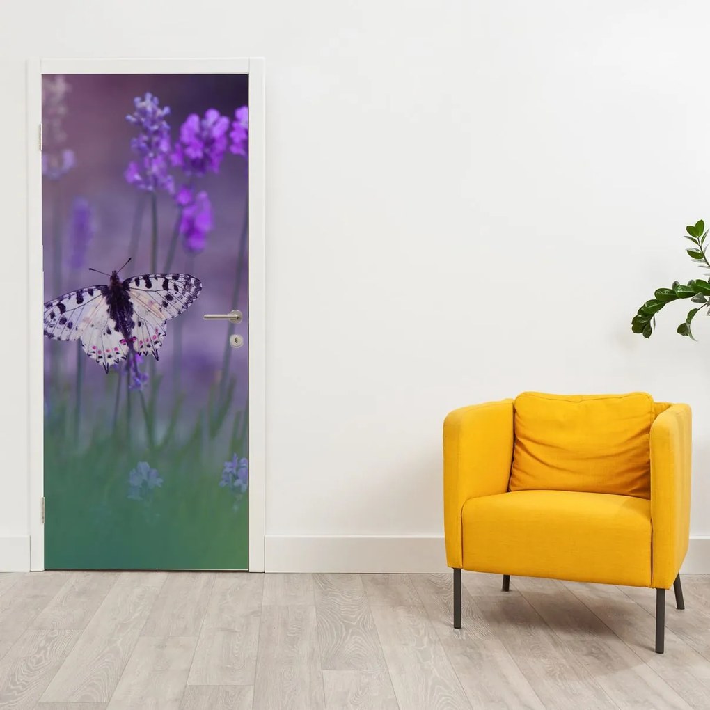 Fototapeta na drzwi - Motyl w lawendzie (95x205cm)