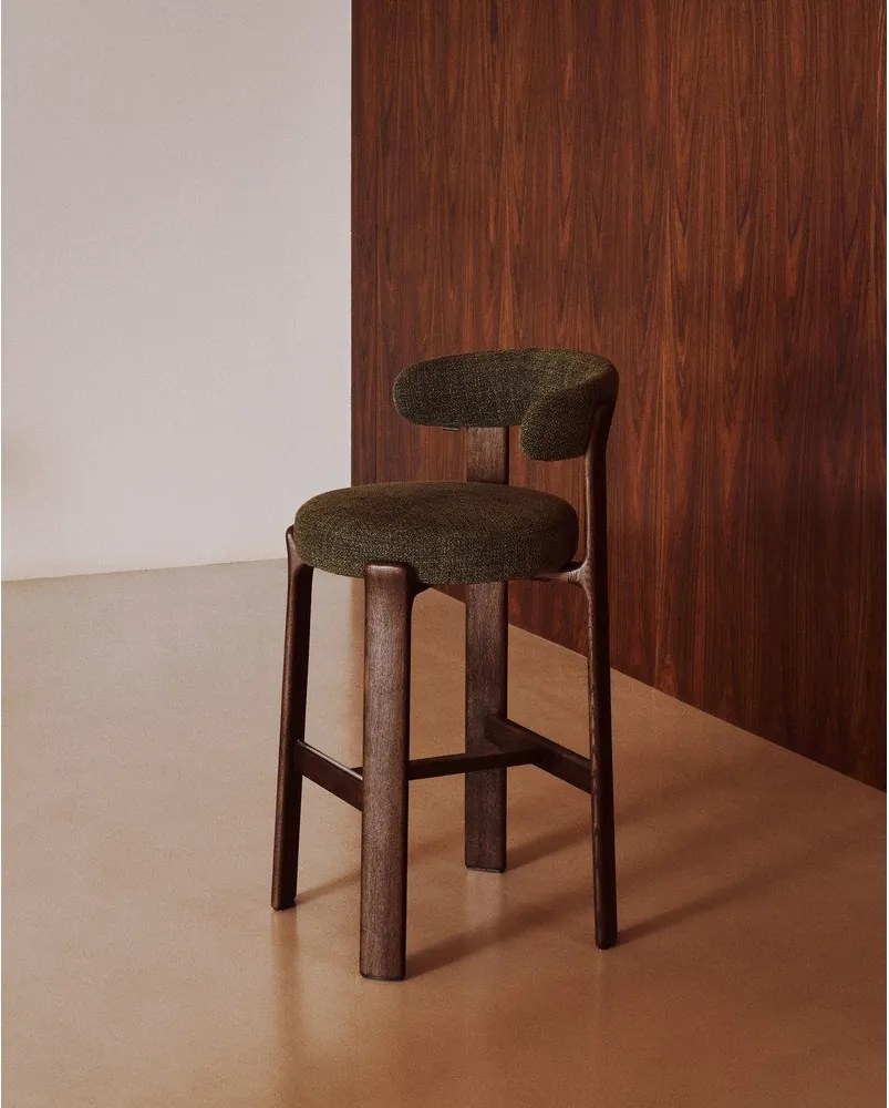 Zielony/w ciemnym naturalnym kolorze hoker z litego drewna jesionowego (wysokość siedziska 75 cm) Granite – Kave Home