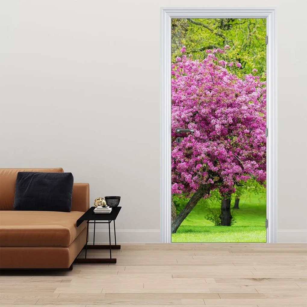 Fototapeta na drzwi - Kwitnące drzewo na łące (95x205cm)