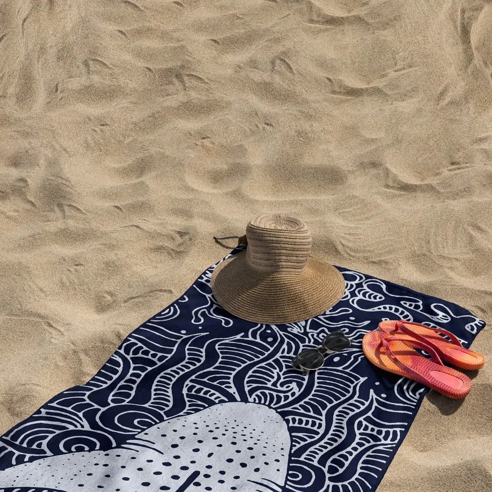 Ciemnoniebieski ręcznik plażowy 90x180 cm Shark – DecoKing