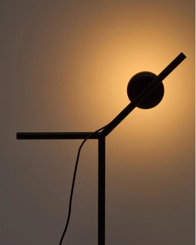 Czarna metalowa lampa stołowa LED ze ściemniaczem (wysokość 61,5 cm) Orey – Kave Home