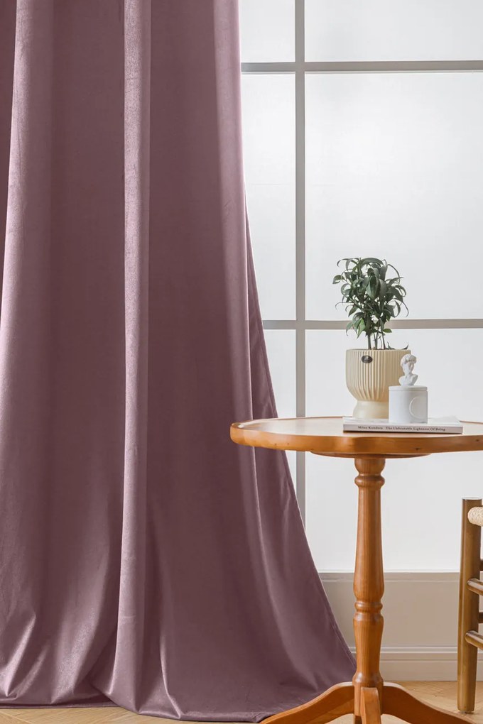 Jasnofioletowa zaciemniająca zasłona VELVET 140x270 cm Zawieszanie: Taśma z wiązaniami