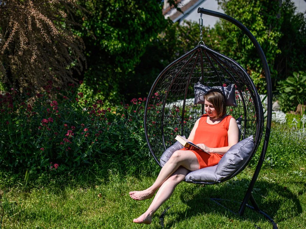 Czarne wiszące krzesło KOKON ze stojakiem, szara poduszka