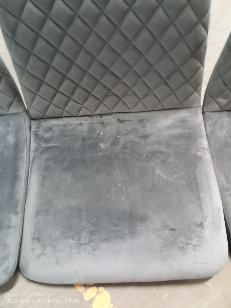 PROMOCJA Szare krzesło IRYS VELVET z czarnymi nogami II. jakość