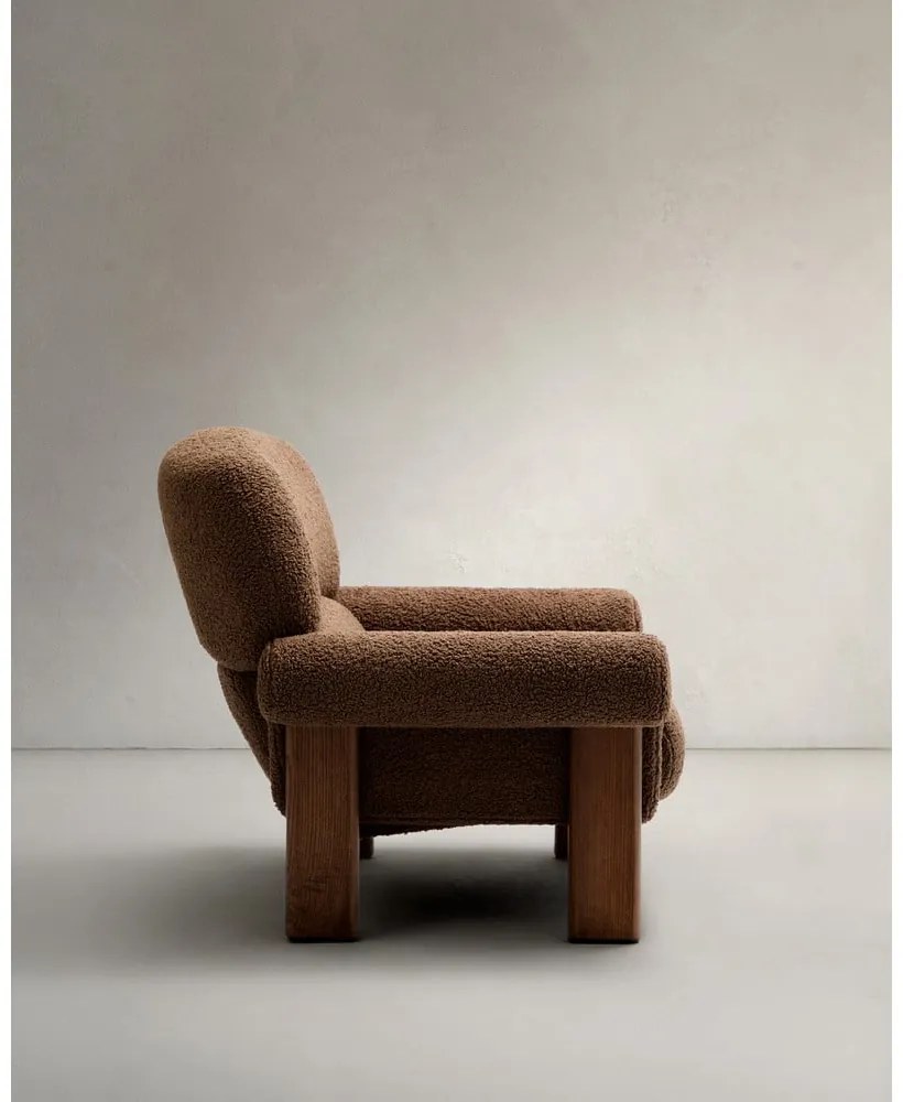 Brązowy fotel z materiału bouclé Nema – Kave Home