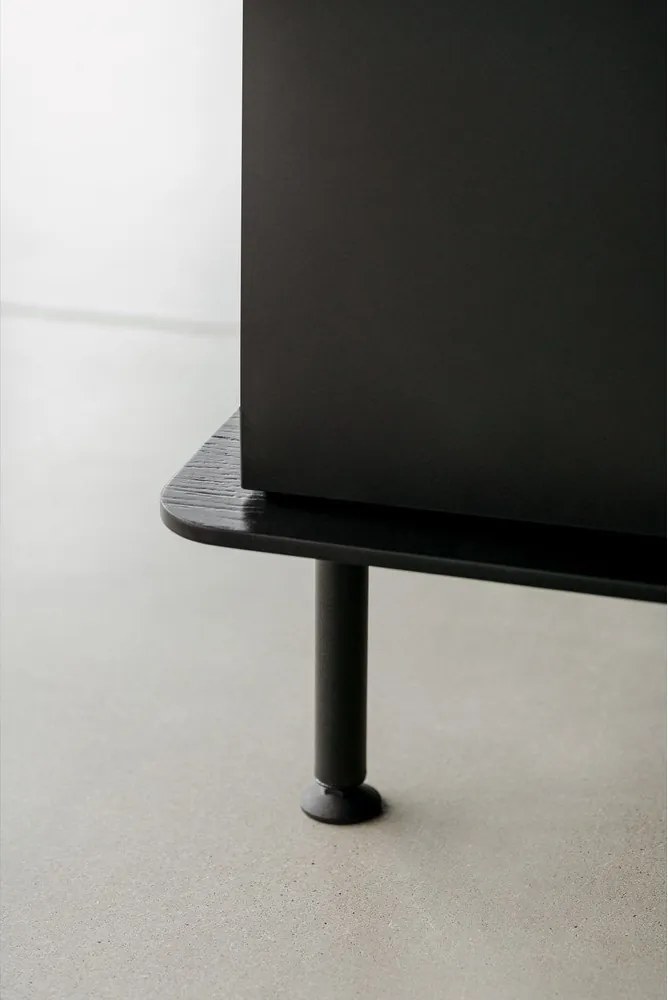 Czarna komoda z otworem na kable 120x88x50 cm Suumo – noo.ma