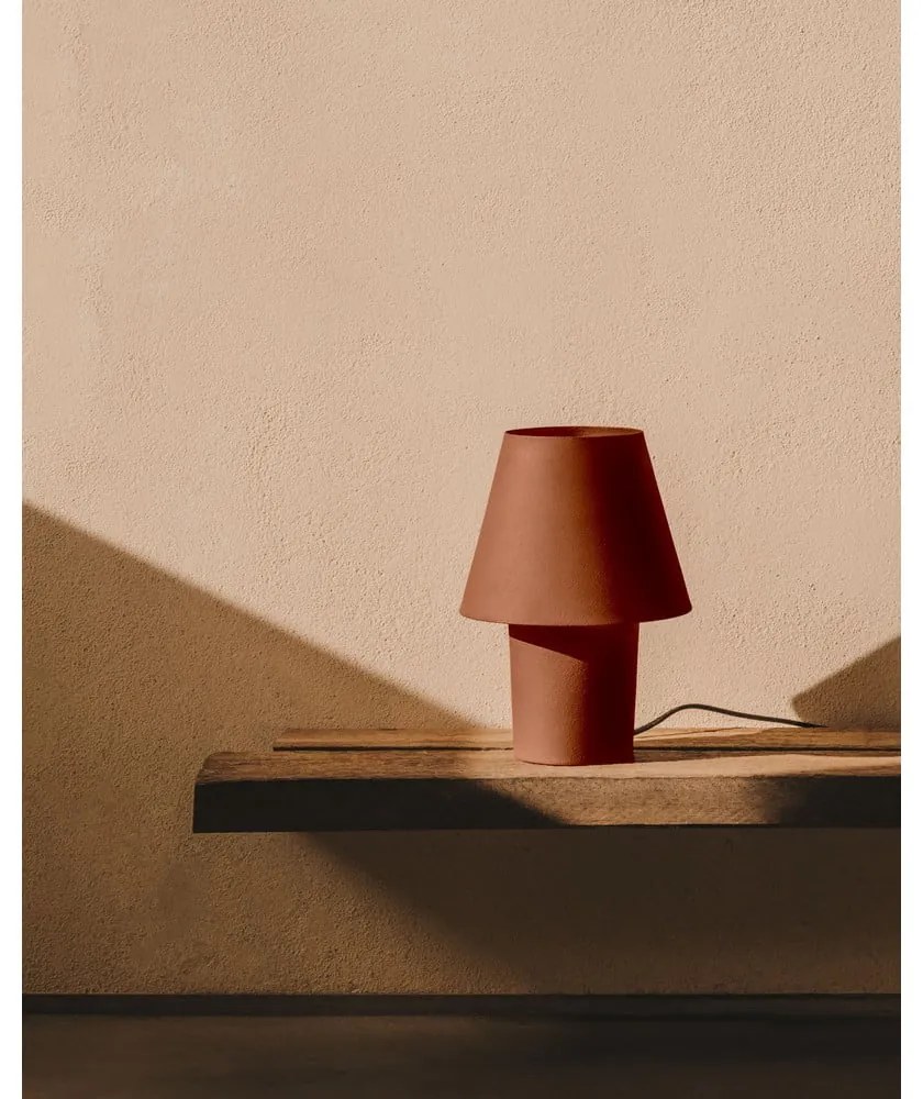 Lampa stołowa w kolorze terakoty z metalowym kloszem (wysokość 30 cm) Canapost – Kave Home