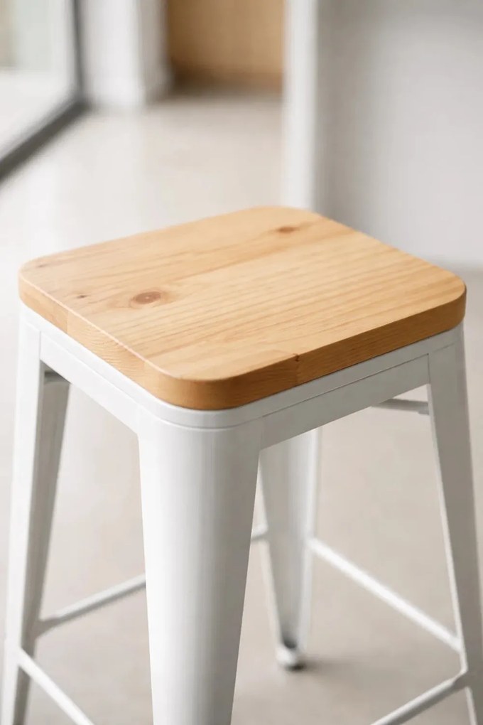 Wysoki stoek Torix z naturalnego drewna