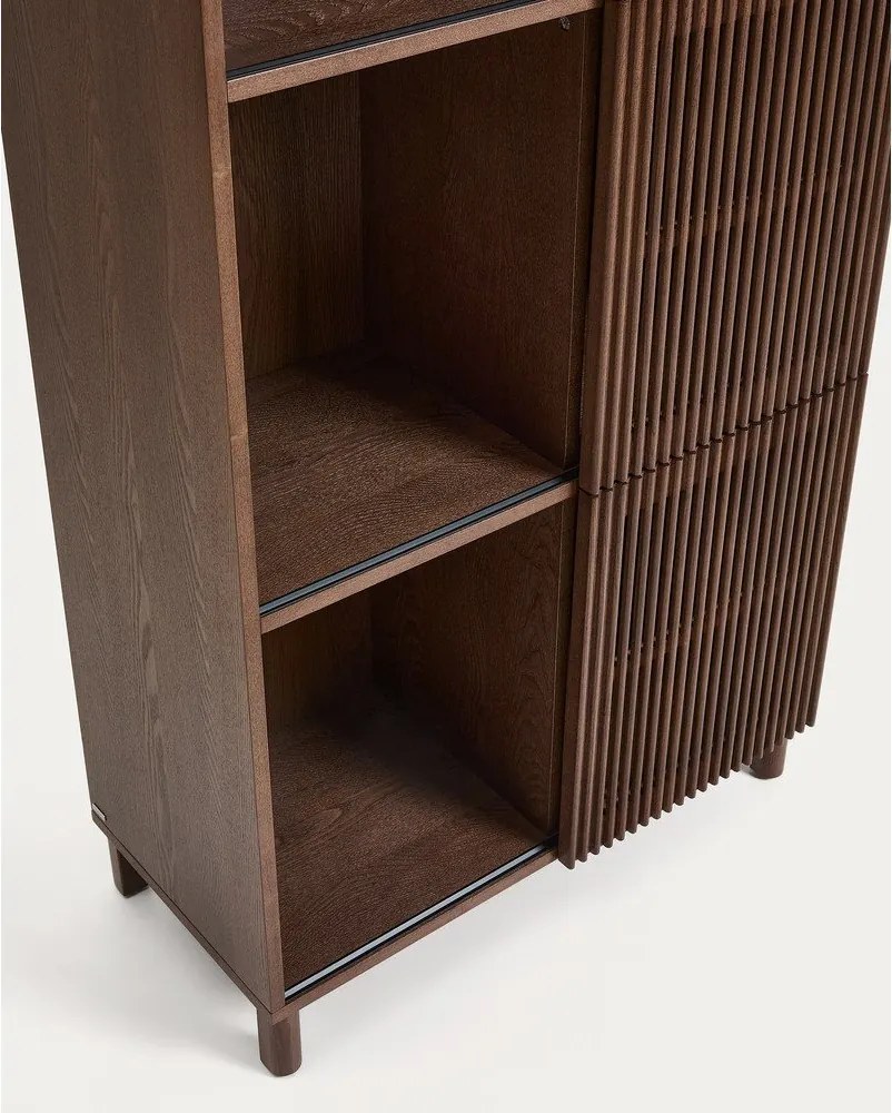 Ciemnobrązowy regał w dekorze orzecha z drzwiami przesuwnymi 84,5x170x42,5 cm Beyla – Kave Home