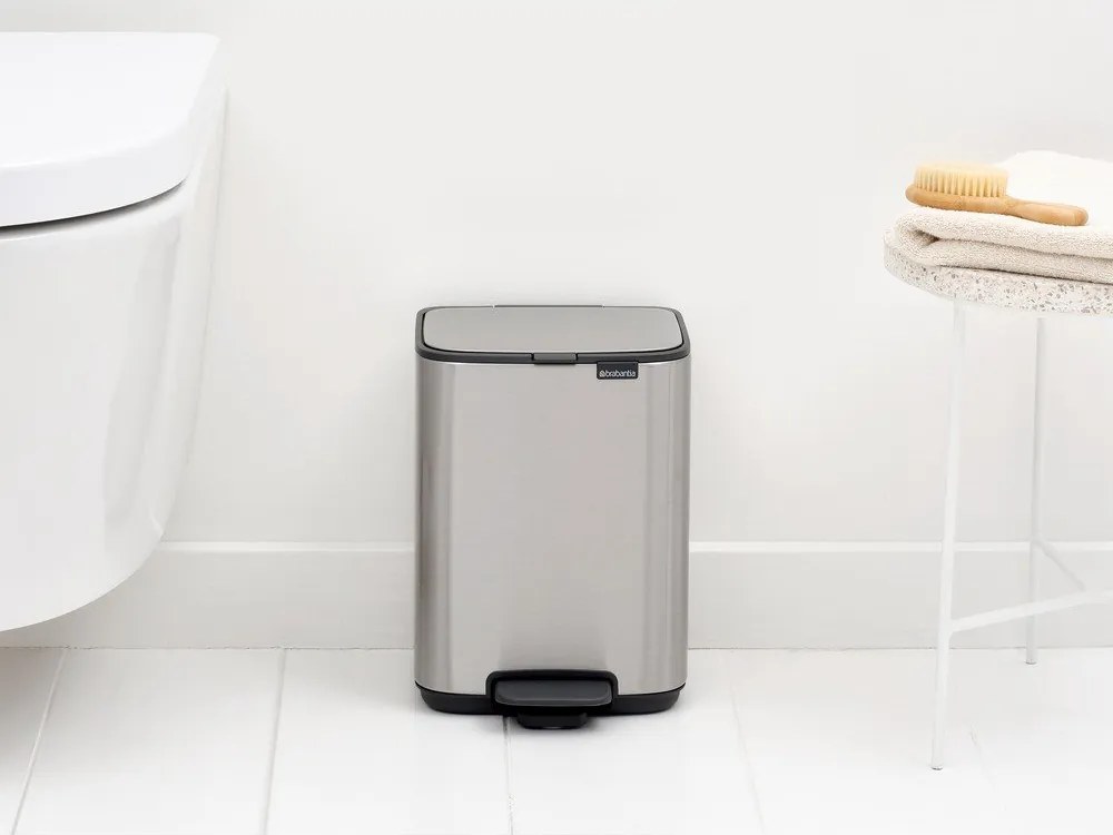 Stalowy kosz na śmieci z pedałem w kolorze matowego srebra 4 l Bo – Brabantia