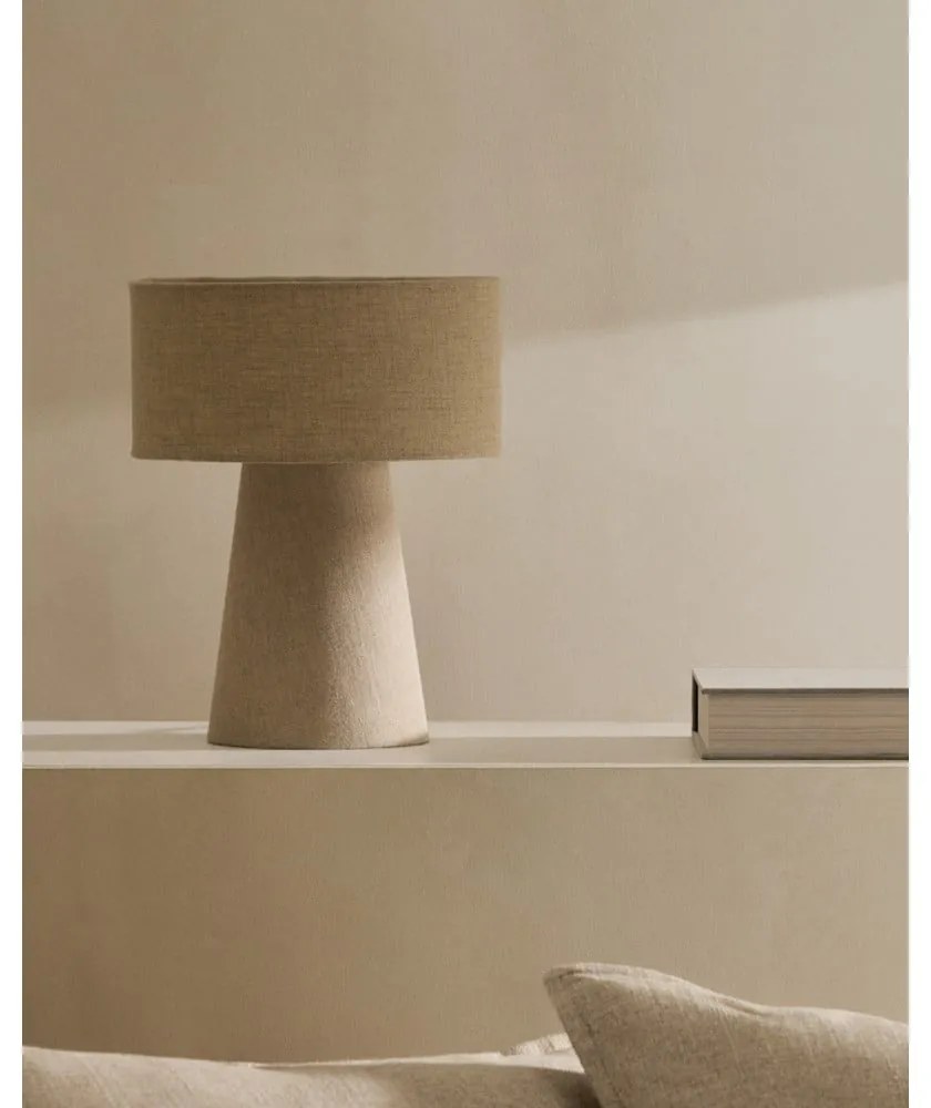 Szarobeżowa lampa stołowa z tekstylnym kloszem (wysokość 35 cm) Algaida – Kave Home